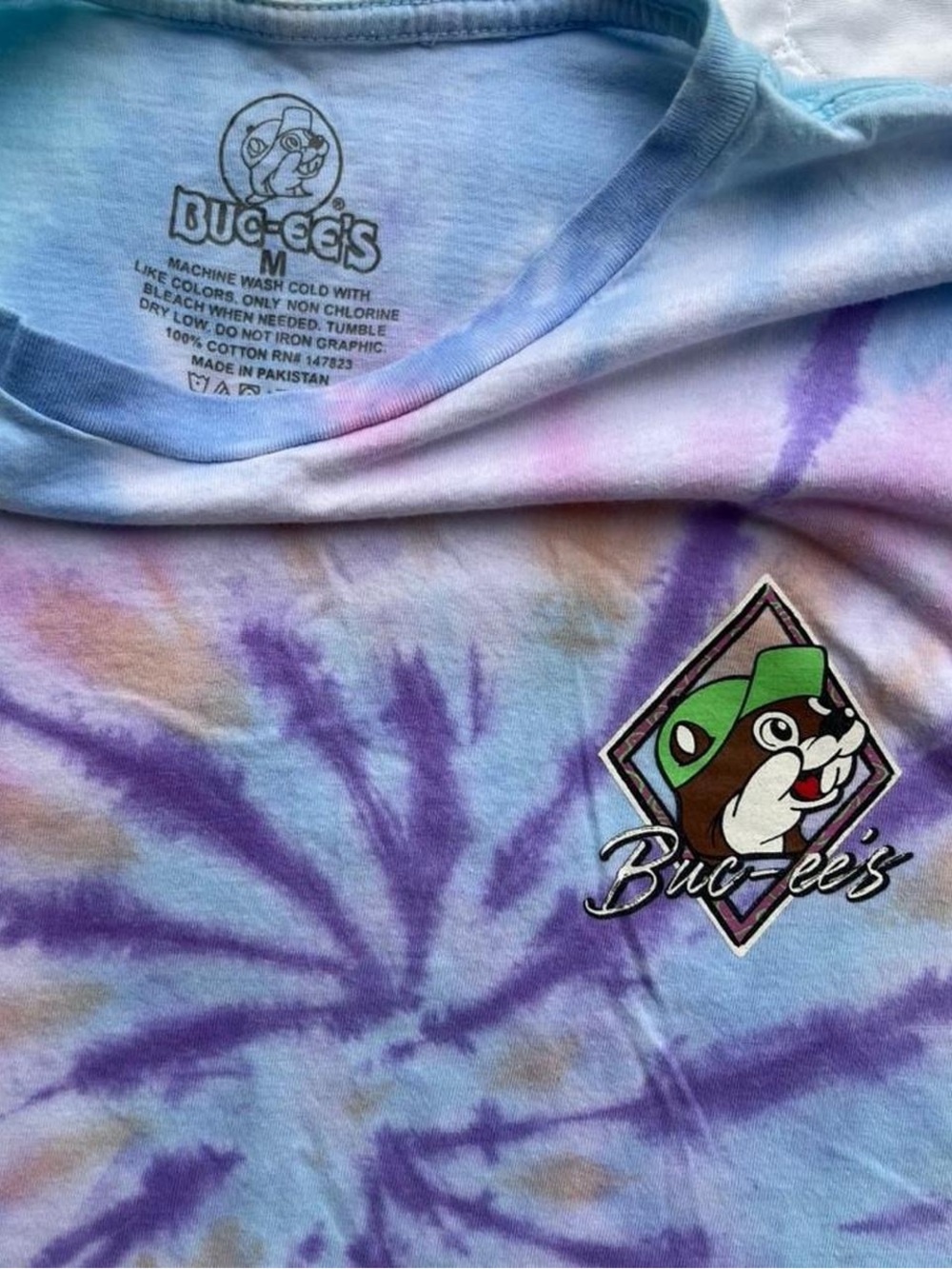 Buc-ee’s Graphic Tee Tie Dye Oversized “ No Worries” - Medium Relaxed Fit